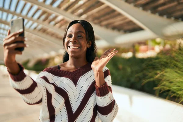 Jovem Afro Americana Sorrindo Feliz Fazendo Videochamada Usando Smartphone Cidade — Fotografia de Stock