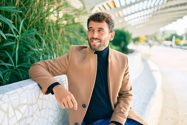 Bonito Homem Negócios Vestindo Jaqueta Elegante Sorrindo Feliz Livre — Fotografia de Stock