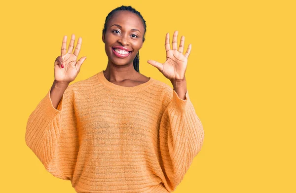 Jovem Afro Americana Vestindo Roupas Casuais Mostrando Apontando Para Cima — Fotografia de Stock