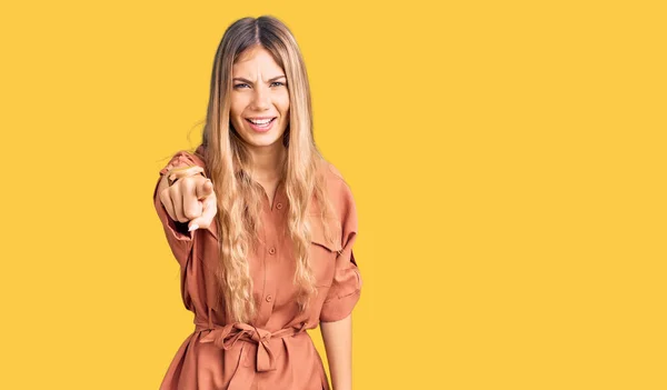 Hermosa Mujer Caucásica Con Pelo Rubio Con Mono Verano Señalando —  Fotos de Stock