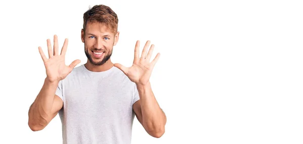 Joven Hombre Caucásico Con Camiseta Blanca Casual Mostrando Apuntando Hacia —  Fotos de Stock