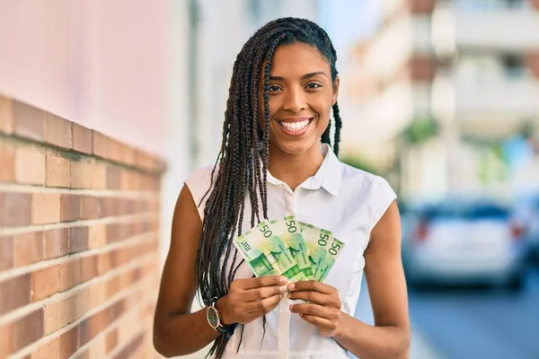 Mladý Africký Americký Žena Usměvavý Šťastný Držení Norský Korun Bankovky — Stock fotografie