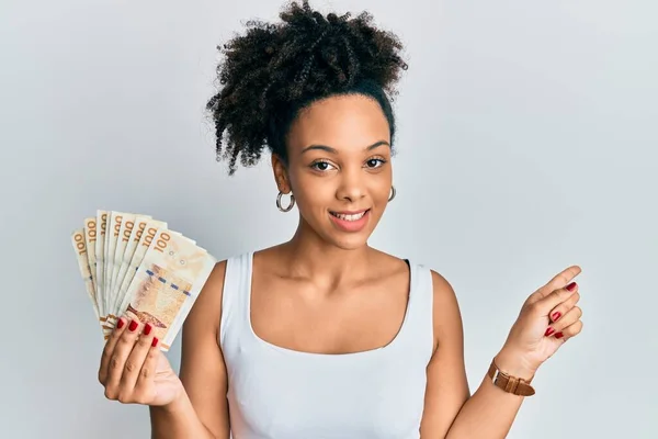 Mladý Africký Americký Dívka Drží 100 Dánské Koruny Bankovky Úsměvem — Stock fotografie