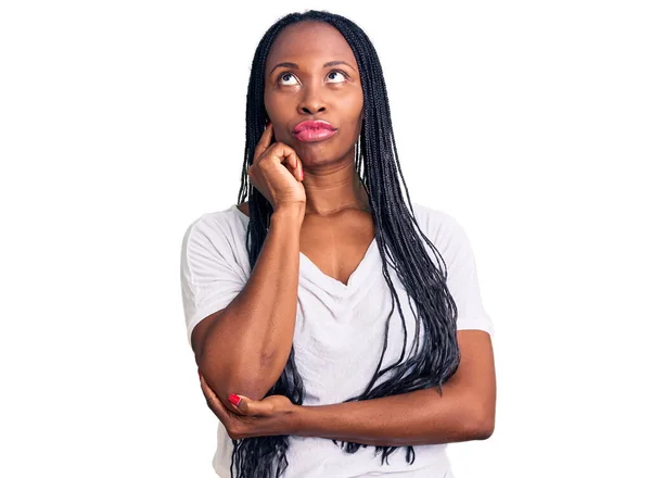 Jonge Afro Amerikaanse Vrouw Draagt Casual Kleding Serieus Gezicht Denken — Stockfoto