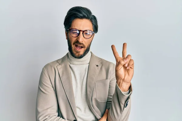 Junger Hispanischer Mann Mit Businessjacke Und Brille Der Mit Glücklichem — Stockfoto