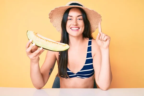 Joven Hermosa Mujer Caucásica Con Bikini Sombrero Sosteniendo Rebanada Melón —  Fotos de Stock