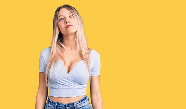 Giovane Bella Donna Bionda Indossa Abiti Casual Rilassato Con Espressione — Foto Stock