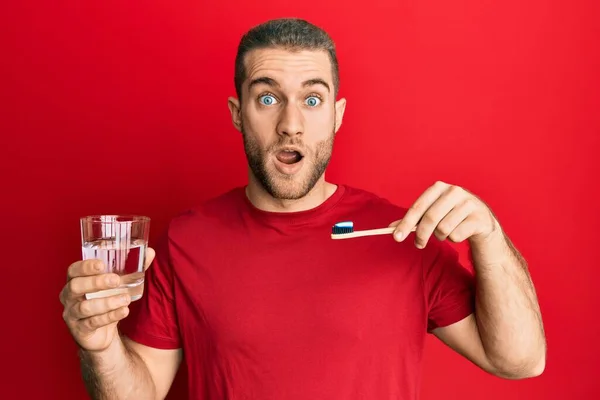 Jovem Caucasiano Segurando Escova Dentes Com Pasta Dentes Com Medo — Fotografia de Stock