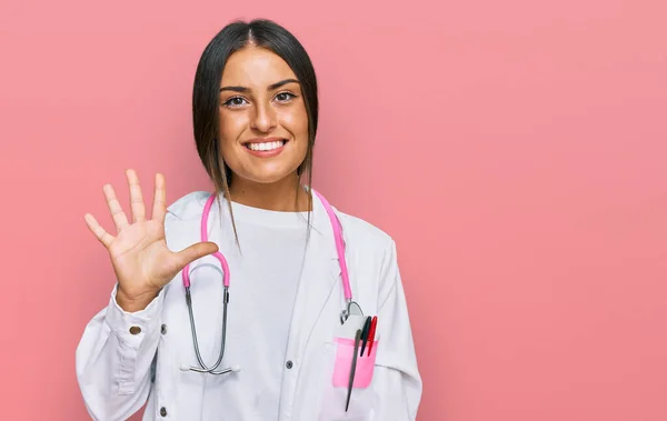 Doktor Üniforması Giyen Güzel Spanyol Kadın Steteskop Beş Numarayı Gösterip — Stok fotoğraf