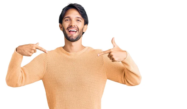 Bello Ispanico Uomo Indossa Maglione Casual Guardando Fiducioso Con Sorriso — Foto Stock