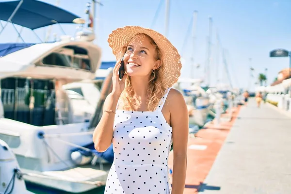 Giovane Bella Donna Caucasica Con Capelli Biondi Sorridente Felice All — Foto Stock