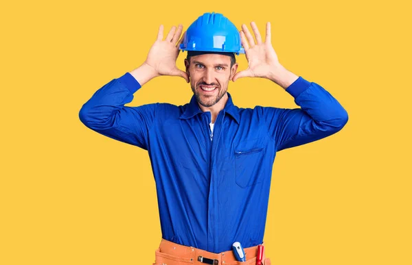 Jovem Homem Bonito Vestindo Uniforme Trabalhador Hardhat Sorrindo Alegre Jogando — Fotografia de Stock