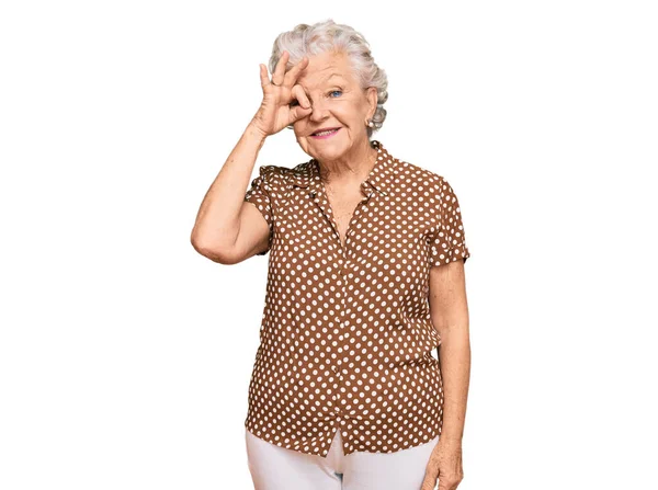 Senior Grauhaarige Frau Trägt Lässige Kleidung Lächelnd Glücklich Tun Zeichen — Stockfoto