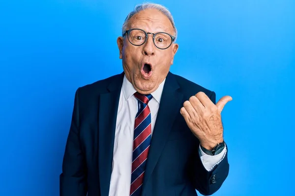 Senior Kaukasische Man Draagt Business Suit Stropdas Verrast Wijzend Met — Stockfoto