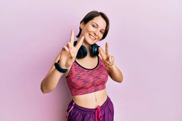 Młoda Brunetka Krótkimi Włosami Ubrana Strój Sportowy Słuchawki Uśmiechnięte Kamery — Zdjęcie stockowe