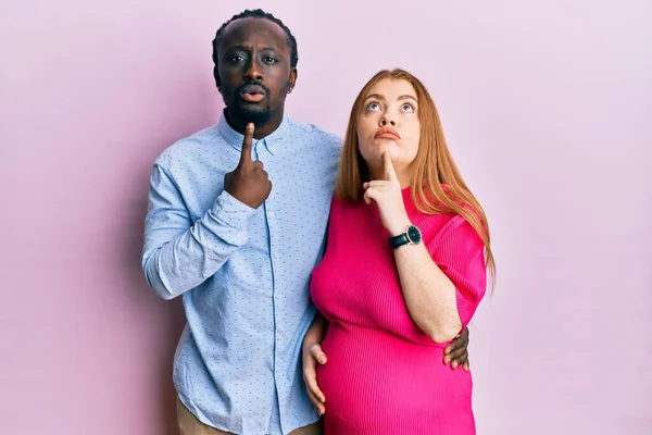 Jovem Casal Interracial Esperando Bebê Tocando Barriga Grávida Pensando Concentrou — Fotografia de Stock