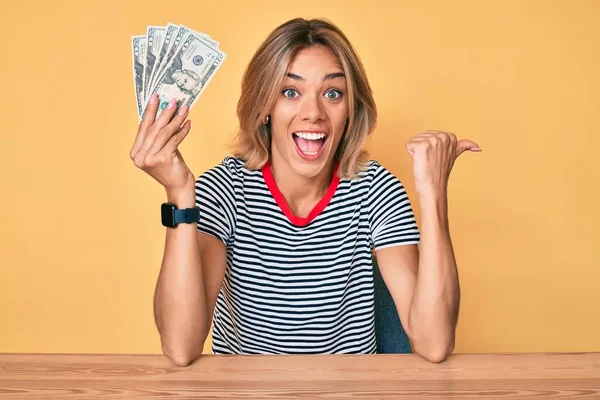 Mooie Blanke Vrouw Met Bankbiljetten Van Dollar Die Duim Naar — Stockfoto