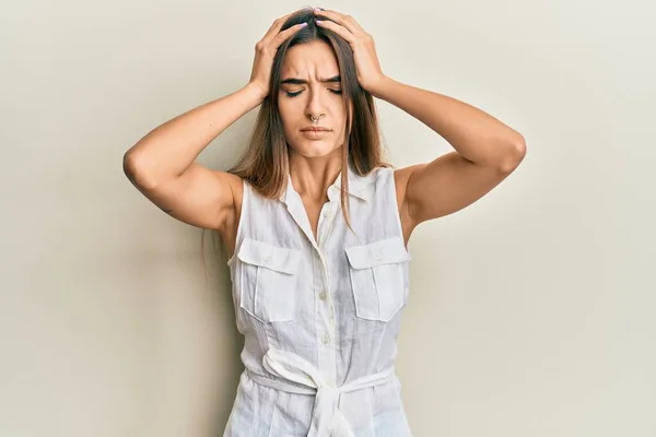 Ung Latinamerikansk Kvinna Klädd Avslappnade Kläder Med Hand Huvudet Huvudvärk — Stockfoto