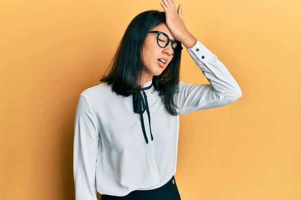 美しいアジアの若い女性がビジネスシャツを頭の上に手でミスのために驚いて エラーを覚えて着用 忘れられた悪い記憶の概念 — ストック写真