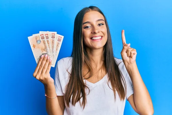 Mujer Hispana Joven Sosteniendo Libras Del Reino Unido Sonriendo Con — Foto de Stock