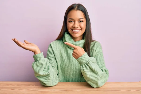 Mooie Latijns Amerikaanse Vrouw Casual Kleding Zittend Tafel Verbaasd Glimlachend — Stockfoto