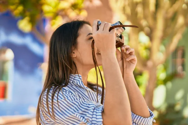 Junge Hispanische Touristin Lächelt Glücklich Mit Kamera Park — Stockfoto