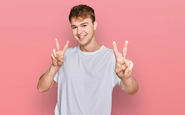 Joven Hombre Caucásico Con Camiseta Blanca Casual Sonriendo Mirando Cámara — Foto de Stock