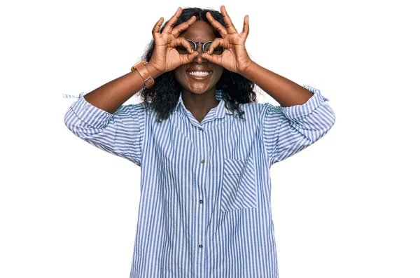 Gyönyörű Afrikai Fiatal Alkalmi Ruhát Szemüveget Visel Oké Gesztus Mint — Stock Fotó