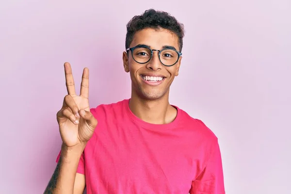 Genç Yakışıklı Afro Amerikalı Adam Pembe Arka Planda Gözlük Takıyor — Stok fotoğraf