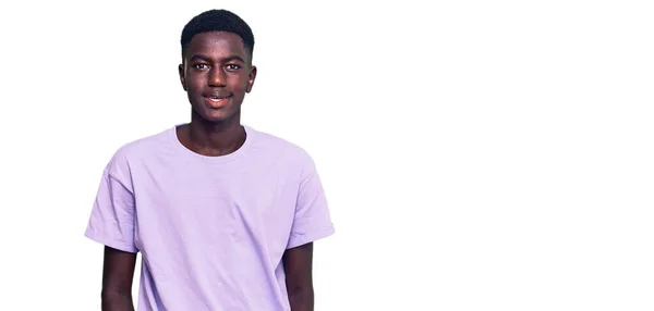 Νεαρός Αφροαμερικάνος Που Φοράει Καθημερινά Ρούχα Χαρούμενο Και Δροσερό Χαμόγελο — Φωτογραφία Αρχείου