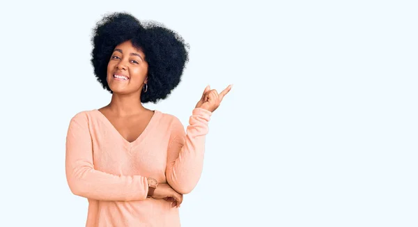 Jovem Afro Americana Vestindo Roupas Casuais Com Grande Sorriso Rosto — Fotografia de Stock