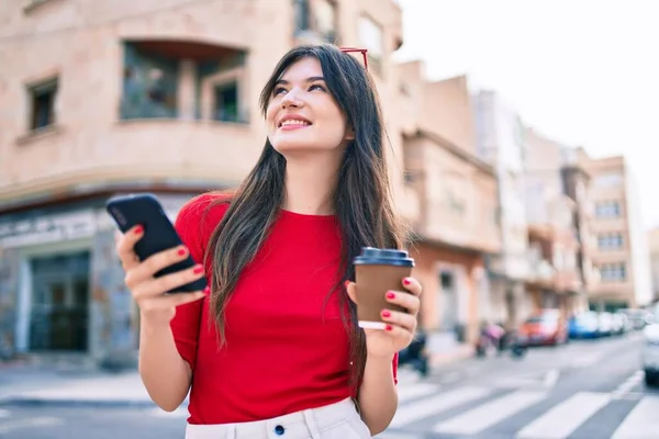 Junge Kaukasierin Nutzt Smartphone Und Trinkt Kaffee Zum Mitnehmen Der — Stockfoto