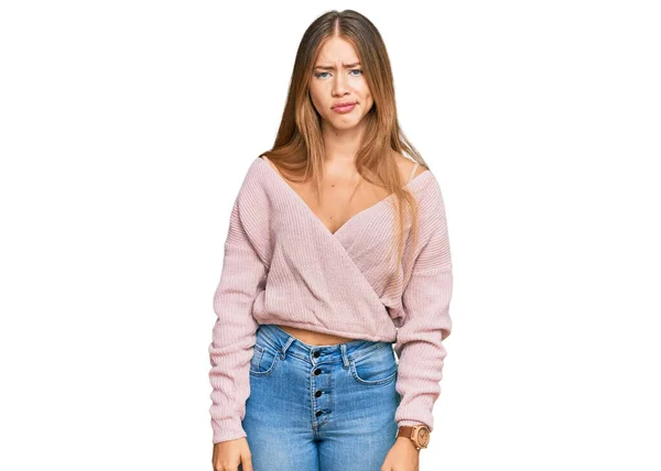 Hermosa Mujer Rubia Vistiendo Suéter Casual Color Rosa Invierno Con — Foto de Stock