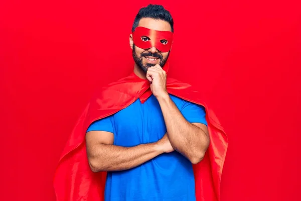 Homem Hispânico Jovem Vestindo Traje Super Herói Sorrindo Olhando Confiante — Fotografia de Stock