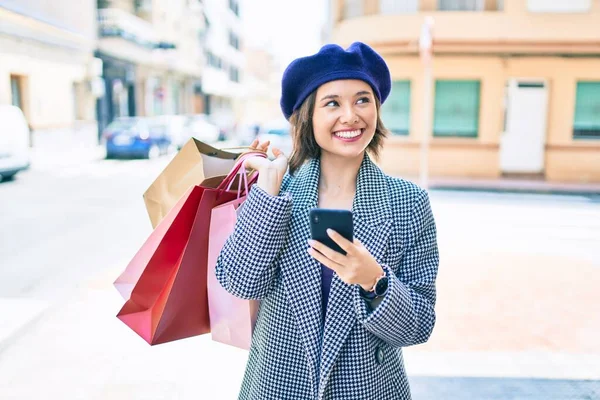 Joven Chica Hermosa Con Estilo Francés Sosteniendo Bolsas Compras Utilizando — Foto de Stock