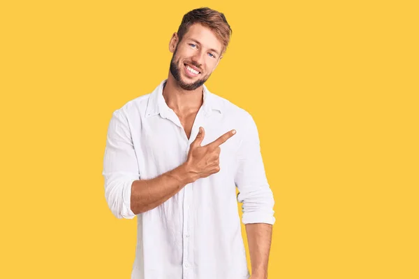 Young Caucasian Man Wearing Casual Clothes Cheerful Smile Face Pointing — Stock Photo, Image