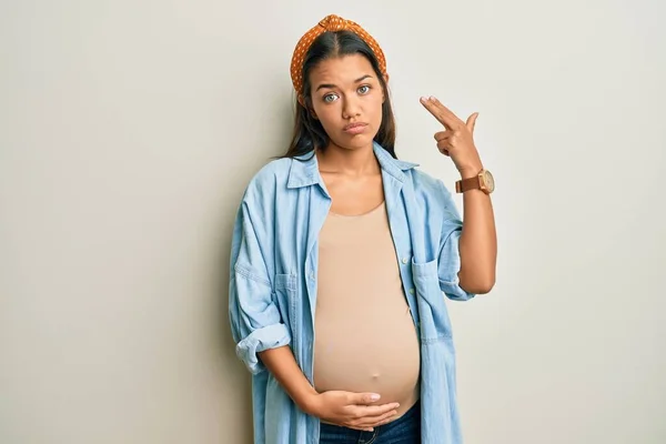 Krásná Hispánská Žena Očekává Dítě Dotýká Těhotné Břicho Střelba Zabíjení — Stock fotografie