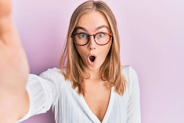 Krásná Blondýnka Selfie Foto Nosí Brýle Vystrašené Ohromený Otevřenými Ústy — Stock fotografie