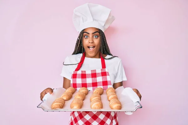 Молода Афро Американська Жінка Плечима Формі Пекаря Тримаючи Домашній Хліб — стокове фото