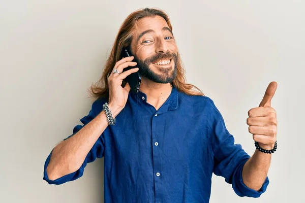 Aantrekkelijke Man Met Lang Haar Baard Hebben Gesprek Praten Smartphone — Stockfoto