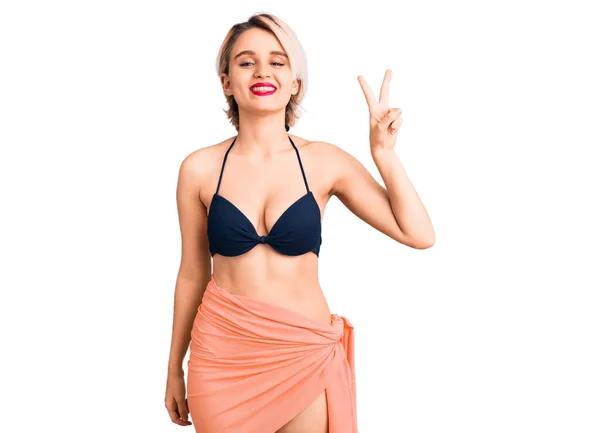 Joven Mujer Rubia Hermosa Con Bikini Sonriendo Con Cara Feliz —  Fotos de Stock