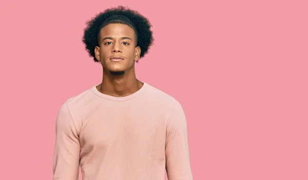 Hombre Afroamericano Con Pelo Afro Vistiendo Ropa Casual Relajado Con —  Fotos de Stock