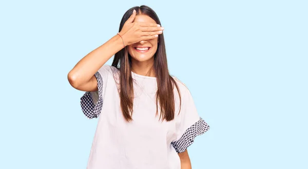 Νεαρή Ισπανίδα Που Φοράει Καθημερινά Ρούχα Χαμογελώντας Και Γελώντας Χέρι — Φωτογραφία Αρχείου