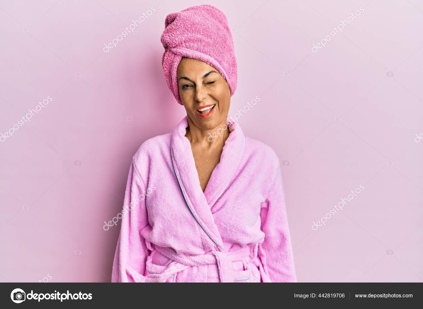Mujer Hispana Edad Gorra Toalla Albornoz Guiñando: fotografía de stock © Krakenimages.com #442819706 | Depositphotos