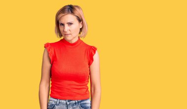 Sıradan kıyafetler giyen, kuşkucu ve gergin genç sarışın bir kadın sorun yüzünden üzgün. negatif kişi. 