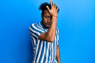 Sakallı, sıradan çizgili tişörtü olan genç Afro-Afrikalı Amerikalı bir adam. Yanlışlıkla el ele tutuşarak şaşırdı. Hatayı hatırla. Unuttum, kötü hafıza kavramı. 