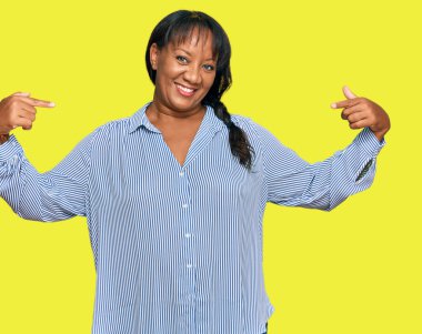 İspanyol, orta yaşlı, sıradan kıyafetler giyen, kendine güvenen, yüzünde gülümseme olan, kendini gururlu ve mutlu gösteren bir kadın.. 