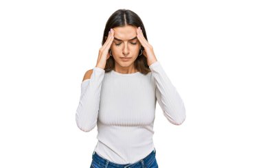 Genç İspanyol kadın stres yüzünden elleri başının üstünde gündelik giysiler giyiyor. migren ağrısı. 