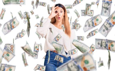 Güzel, genç bir kadın günlük giysiler giyiyor. Şaşırmış yüz ifadesiyle şok olmuş, parmaklarından bakan gözler. İnançsız ifade.