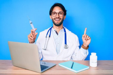 Klinikteki yakışıklı İspanyol doktor elinde şırınga tutarken bir fikre ya da soru işaretine şaşırdı. 